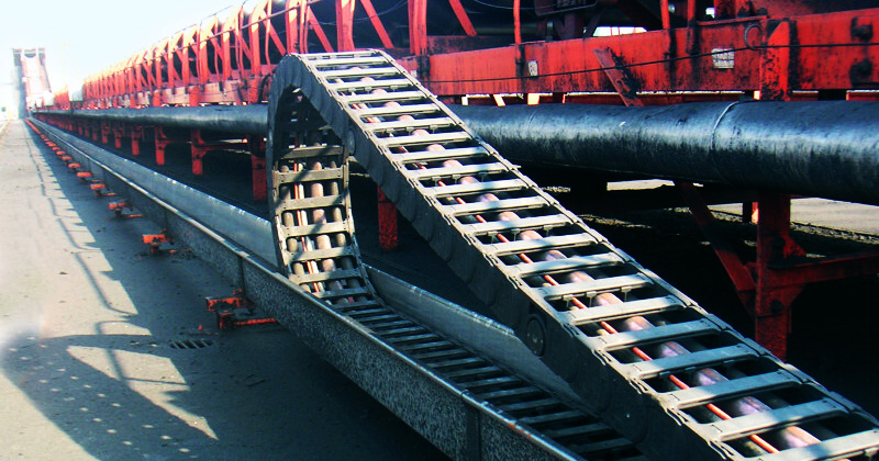 Cable carrier being used in long-travel application