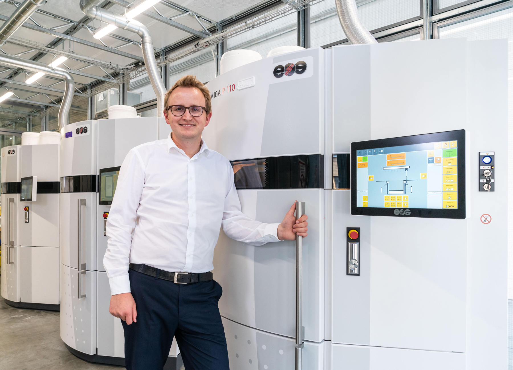 igus employee showing off 3D printers