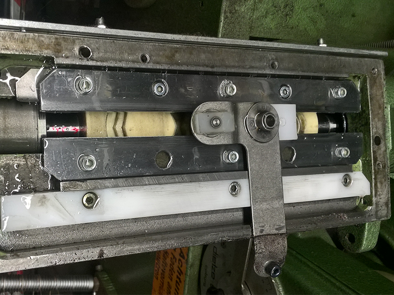 A cross-thread spindle in a winding machine